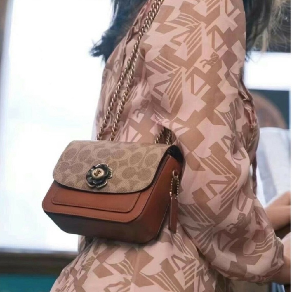 COACH MADISON Shoulder Bag 16 in Signature
Canvas and Leather Tan Rust